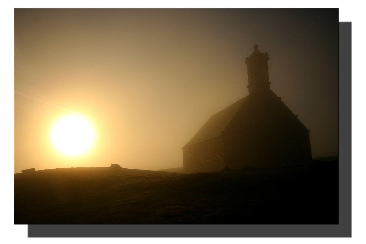 Terres de Brumes et de Bruyères - Lever du Soleil - Chapelle Saint-Michel de Brasparts - Monts d'Arrée - Finistère -  25 Septembre 2009