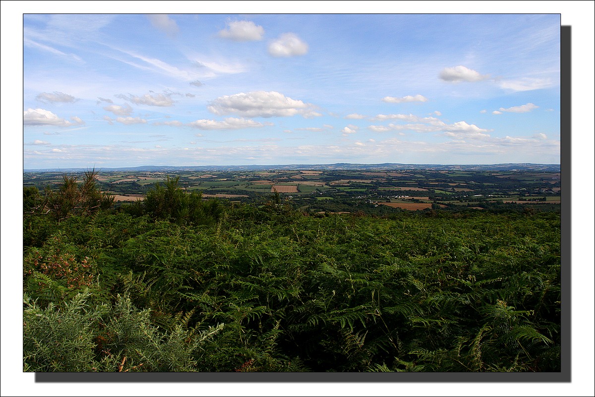 Lopérec, dans les champs en haut d'une colline vers Kergoater