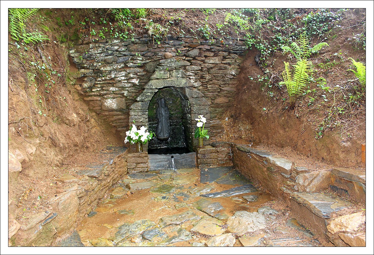 Après les pluies, la fontaine de Saint-Guénolé en Lopérec- Lopereg