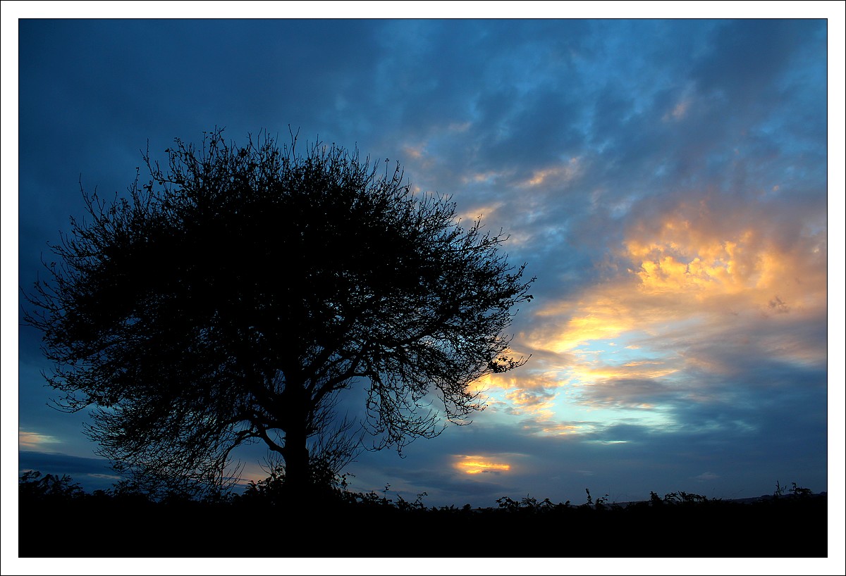 Lopérec, au Coucher du Soleil