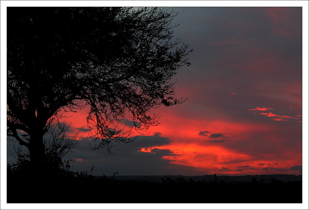 Lopérec, au Coucher du Soleil
