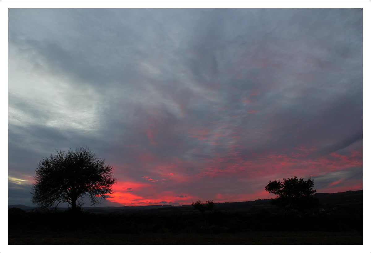 Lopérec, au Coucher du Soleil