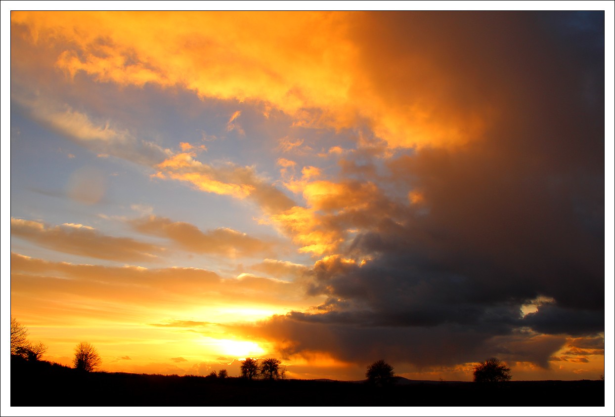 Lopérec, au coucher du soleil