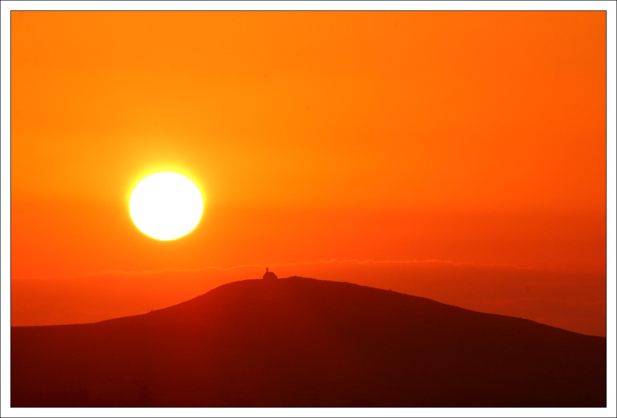 Loprec - Route du Glujeau - Lever de Soleil sur le Menez-Mikel