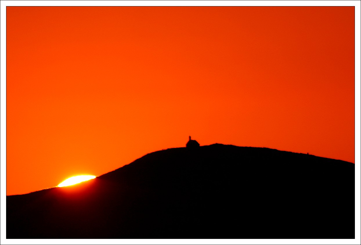 Loprec - Route du Glujeau - Lever de Soleil sur le Menez-Mikel -