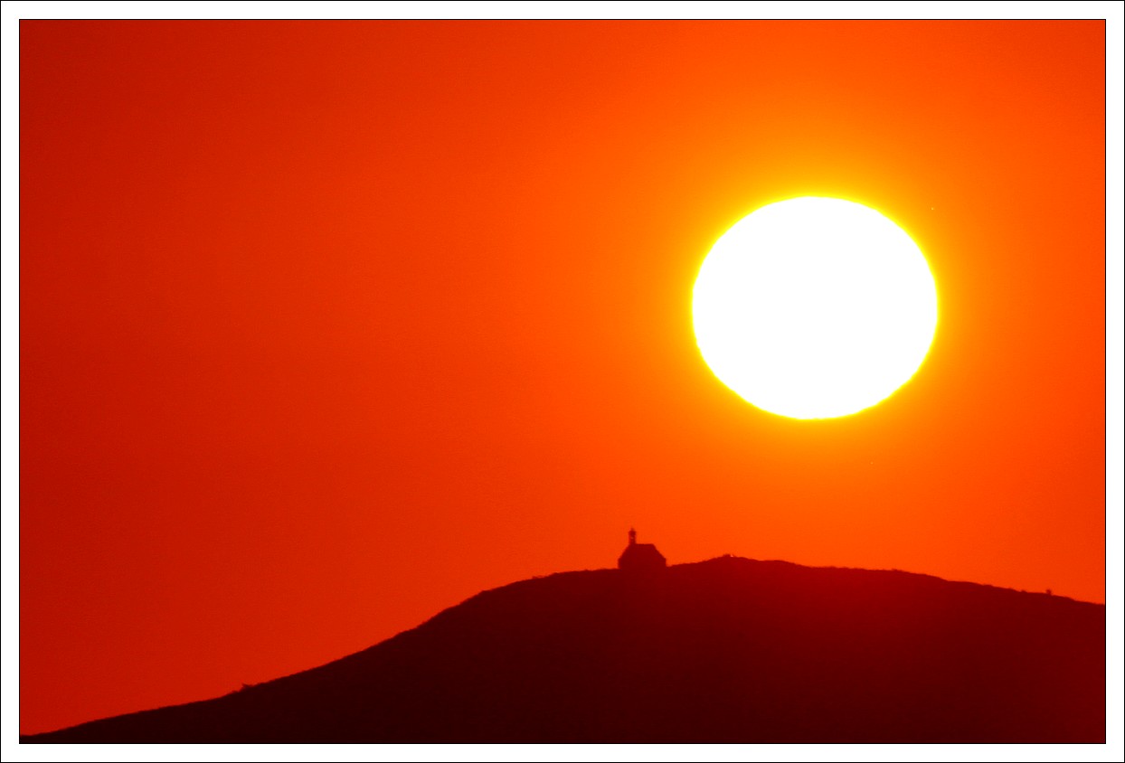 Loprec - Route du Glujeau - Lever de Soleil sur le Menez-Mikel -
