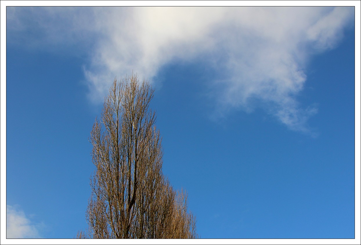 Ciel bleu et rayon de soleil entre deux temptes