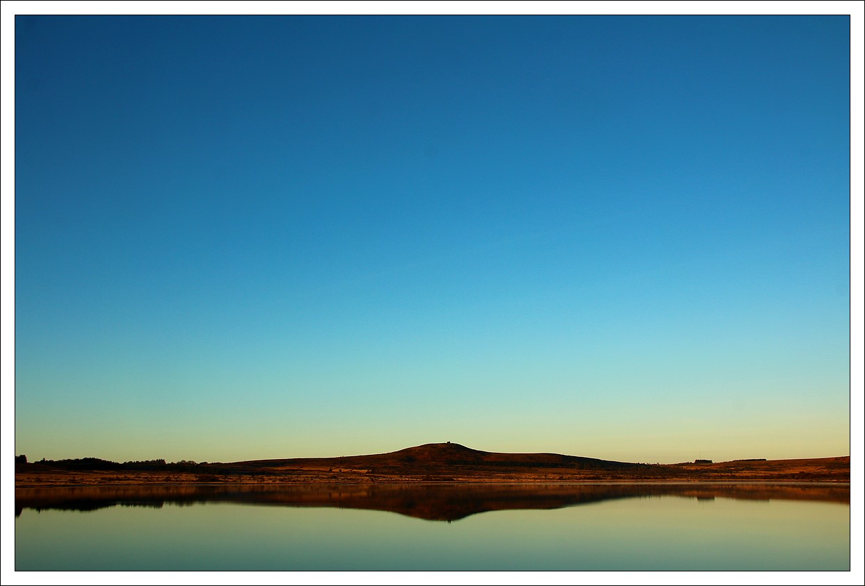 Lever de Soleil sur les Monts d'Arre - Lac de Brennilis