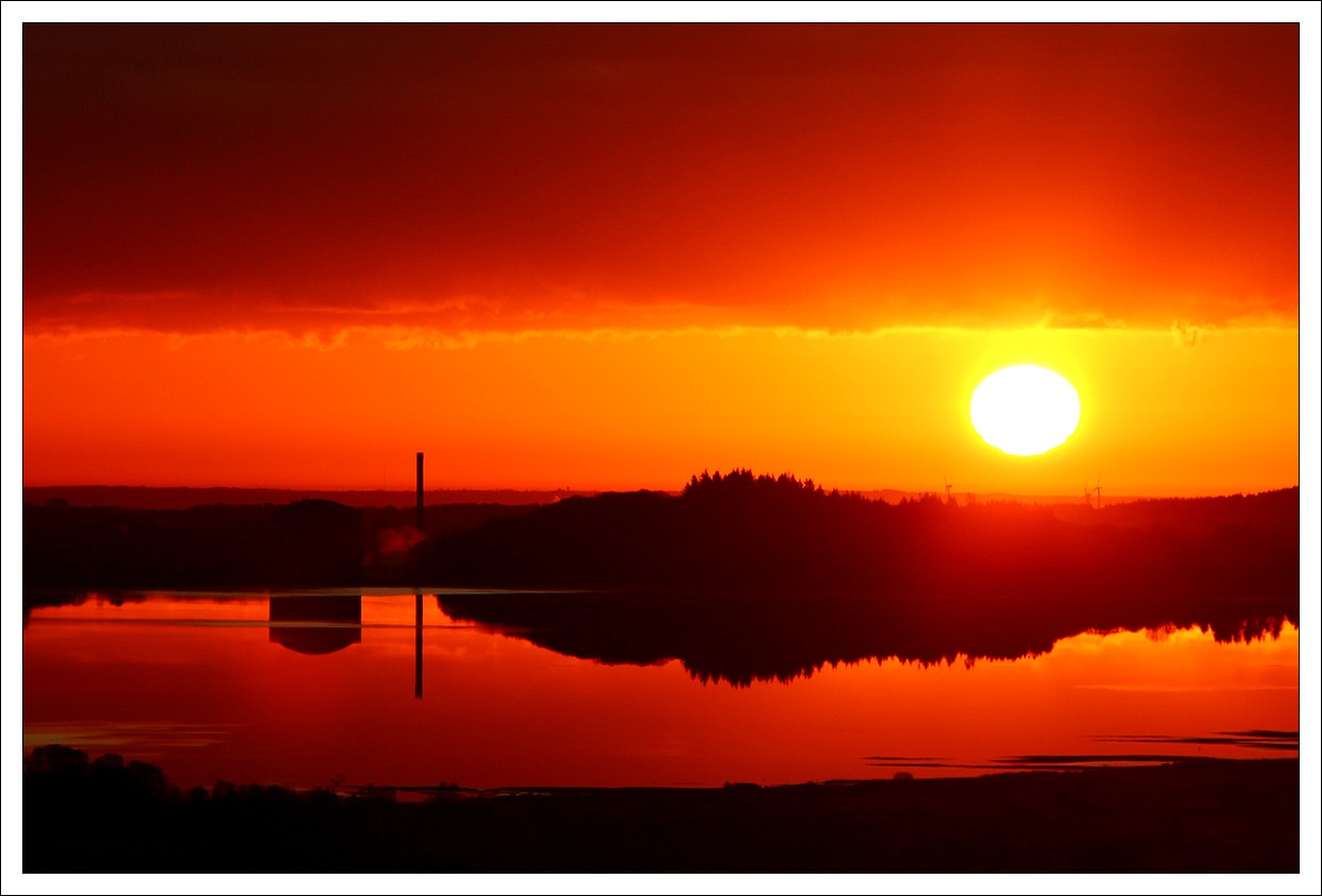 Lever de Soleil sur le lac de Brennilis...