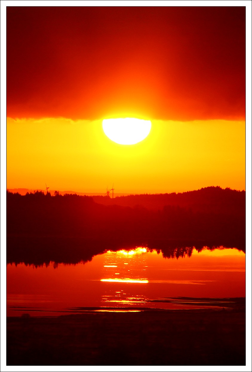 Lever de Soleil sur le lac de Brennilis...